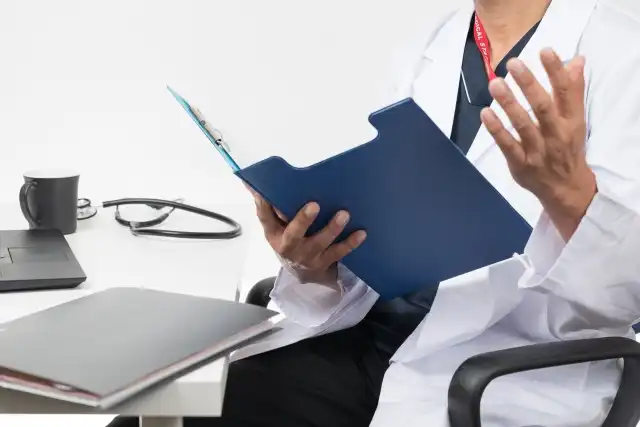 検査結果を説明する医師